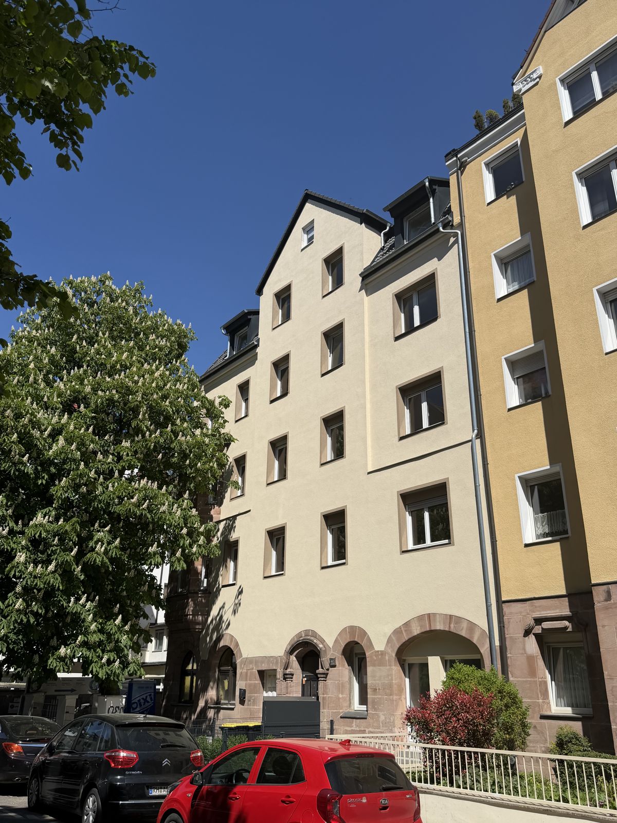 Mehrfamilienhaus in Nürnberg, Außenansicht mit Sandstein-Arkaden