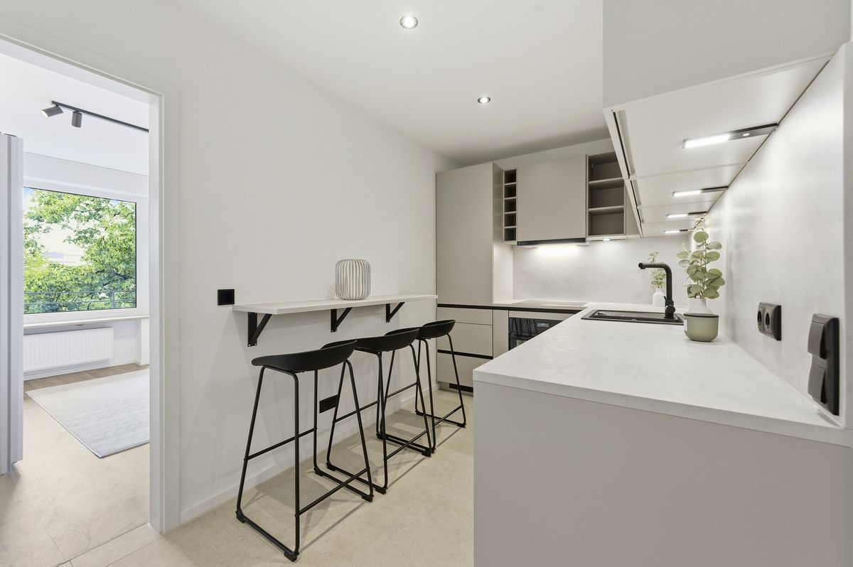 Offene Küche einer modernisierten Wohnung in München